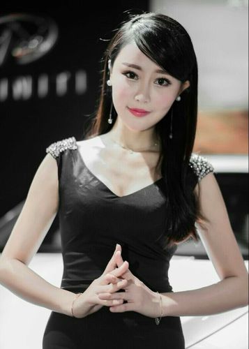 坐在老师的叽叭上写作业