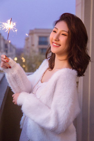 寡妇把腿开大让我添添