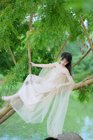 穿蕾丝丁字裤美女