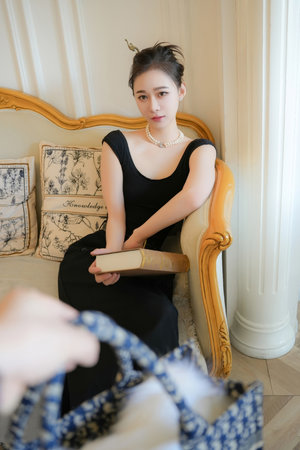 为什么那两瓣是黑的里边粉