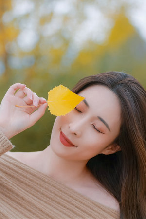 军官把两个奶顶在窗户上干