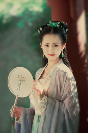 当着老公面和别的男人聊天